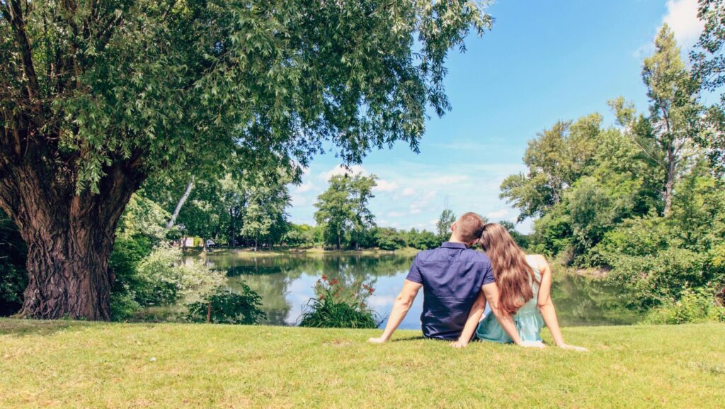 Los parques son el lugar ideal para citas relajadas y económicas.